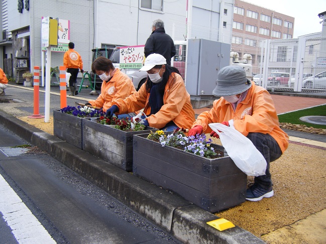 駅通りプランターの除草作業