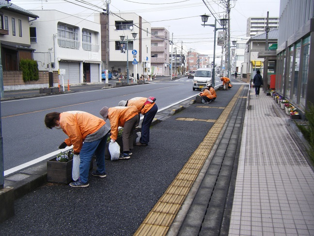 駅通りプランター除草作業