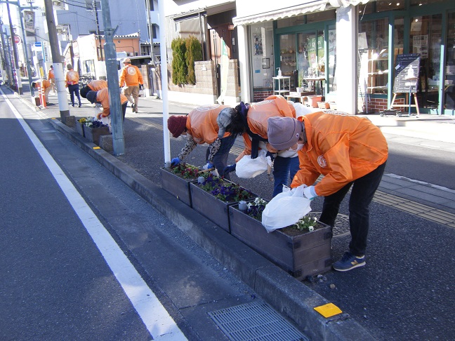 駅通りプランターの除草作業を行いました。