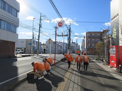 駅通りプランターの除草作業を行いました。