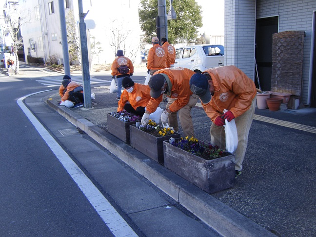 駅通りプランターの除草作業を行いました。