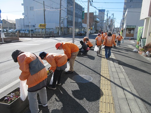 駅通りプランターの除草作業