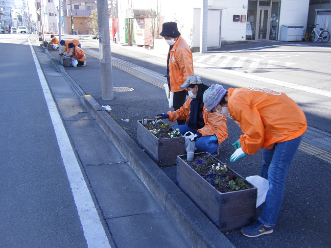 駅通りプランターの除草作業