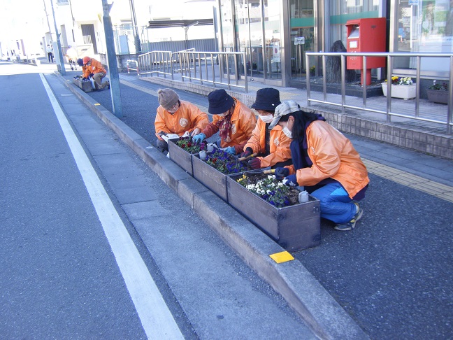 駅通りプランター除草作業