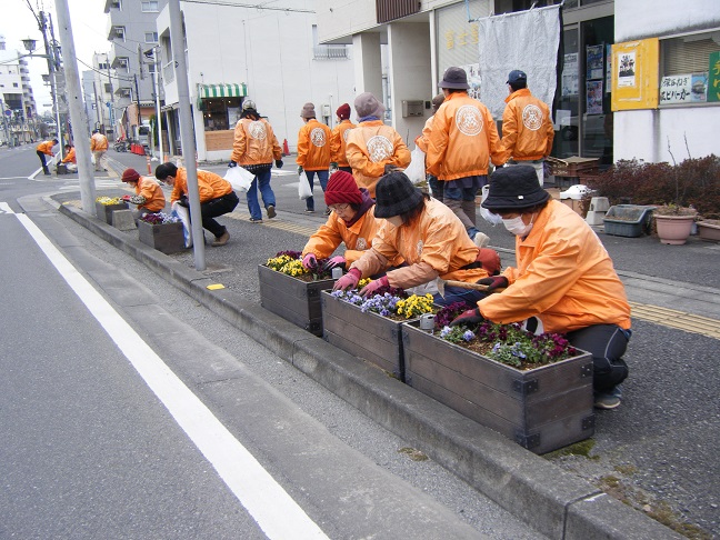 駅通りプランターの除草作業を行いました。