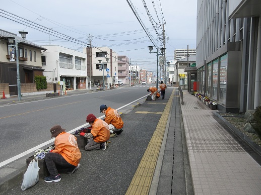 駅通りプランターの除草作業を行いました。