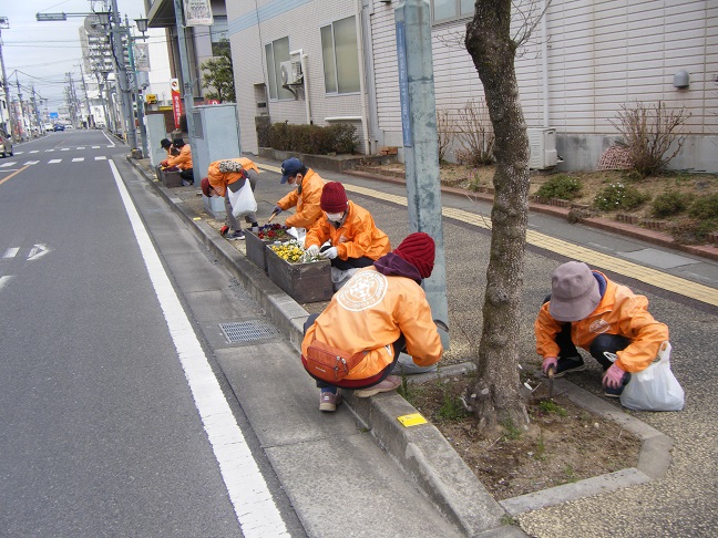 駅通りプランターの除草作業を行いました。