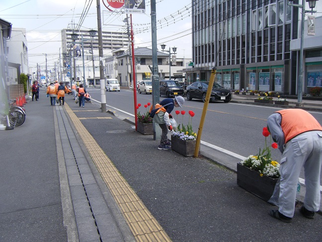 駅通りプランターの除草作業を行いました。