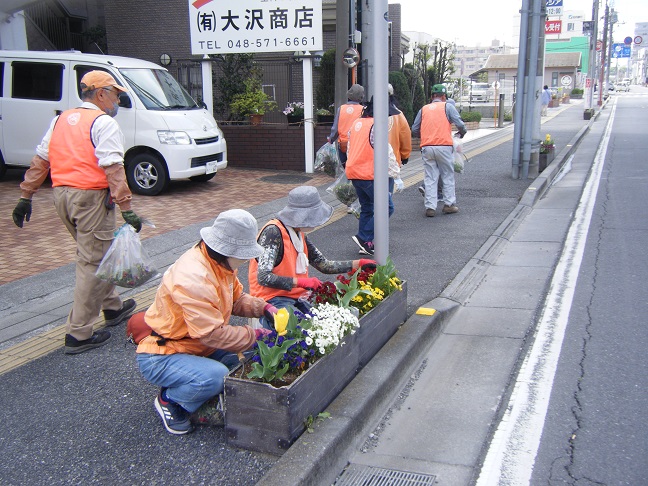 駅通りプランターの除草作業を行いました。