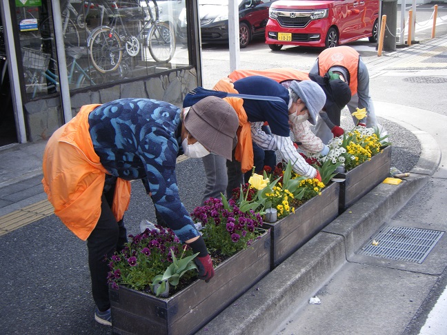 駅通りプランターの除草作業を行いました。