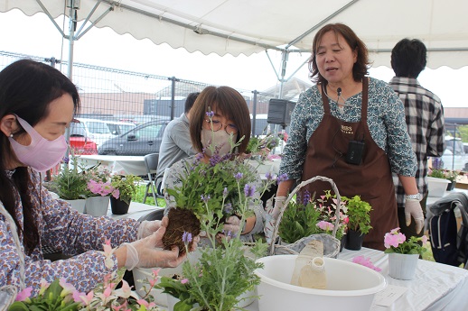 籘籠を使った寄せ植え教室