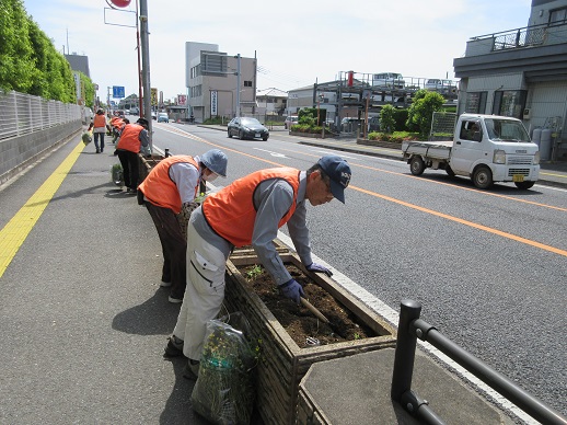 国道17号プランター整地作業を行いました。