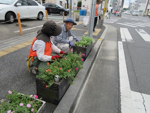駅通りプランター除草作業