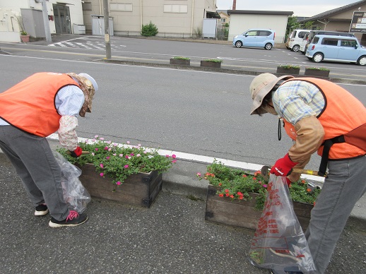 駅通りプランターの除草作業