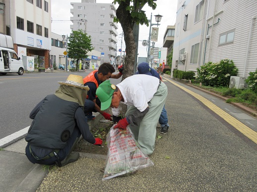 駅通りプランターの除草作業