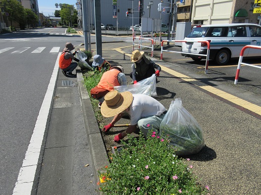 駅通りプランターの除草作業を行いました。