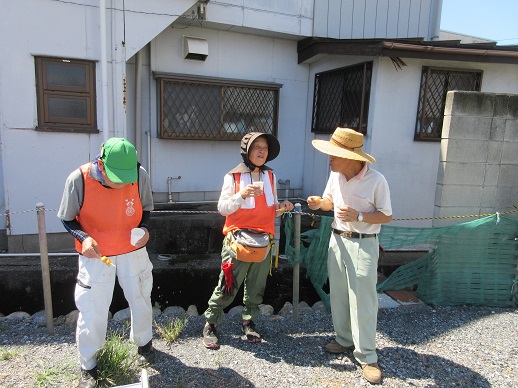 駅通りプランターの除草作業を行いました。