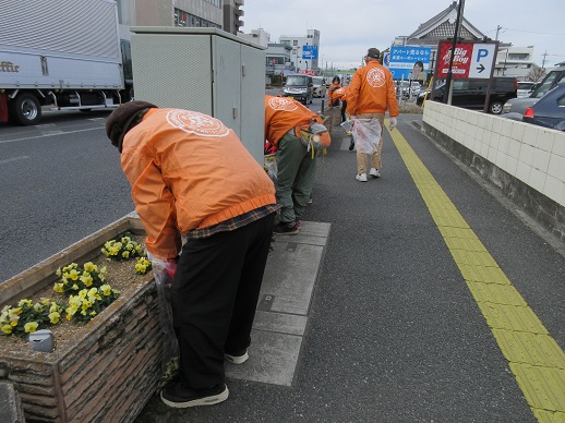 国道17号沿いプランター作業