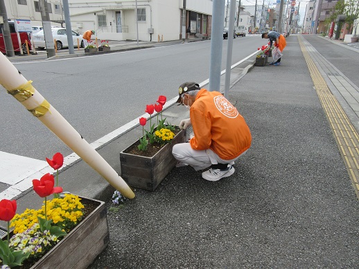 駅通りプランターの除草作業を行いました。