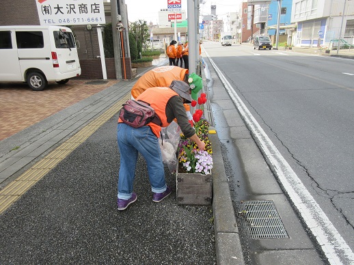 駅通りプランターの除草作業を行いました。