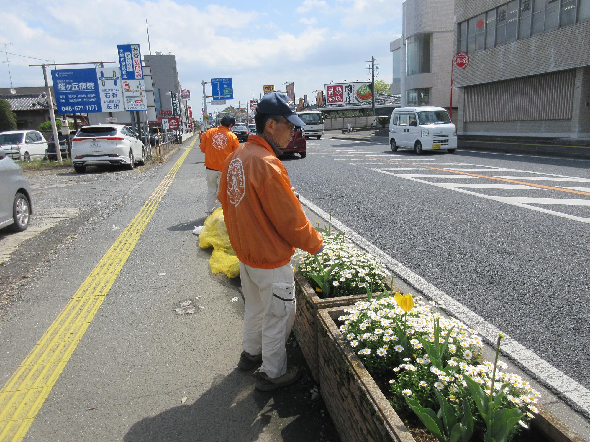 国道17号沿いプランター作業