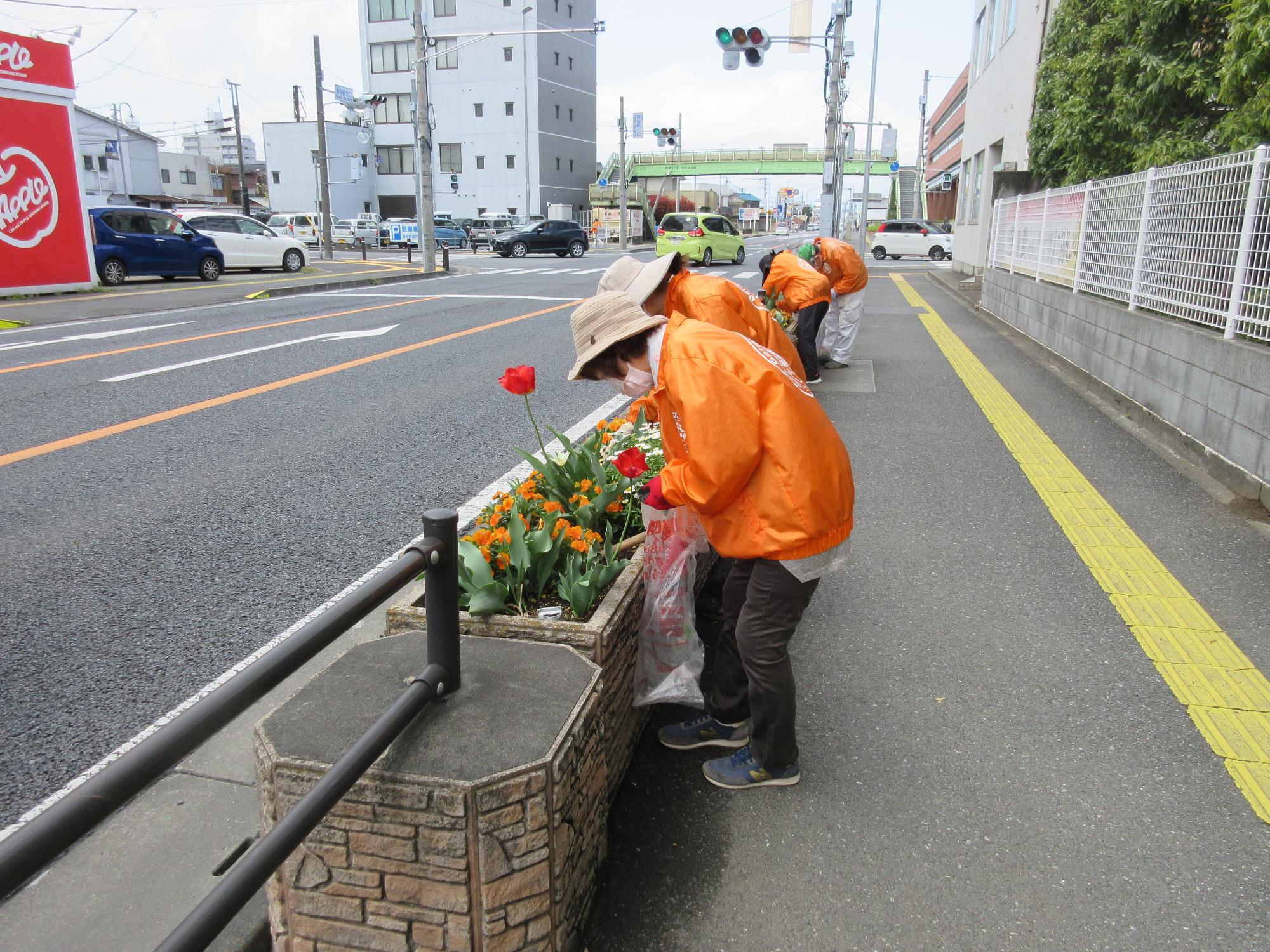 国道17号沿いプランター作業