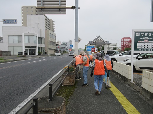 国道17号沿いプランター作業