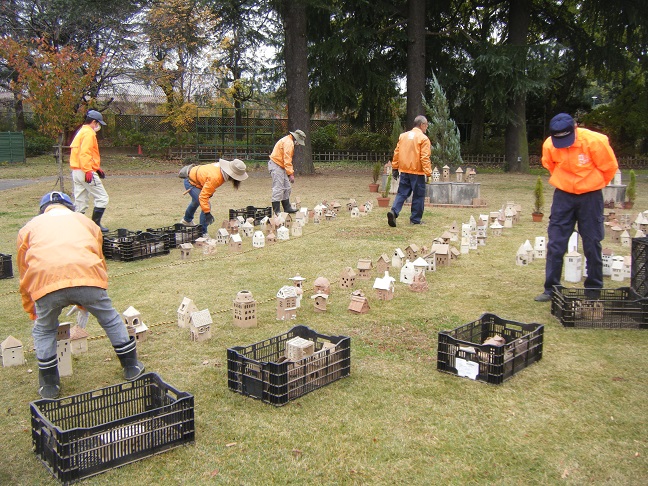 陶器のオブジェの配置