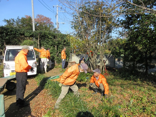 コンポストの中の落ち葉を散布