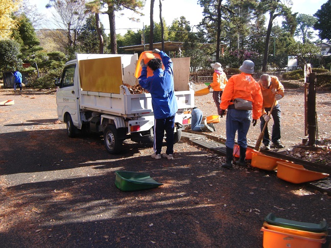 正門側溝の清掃