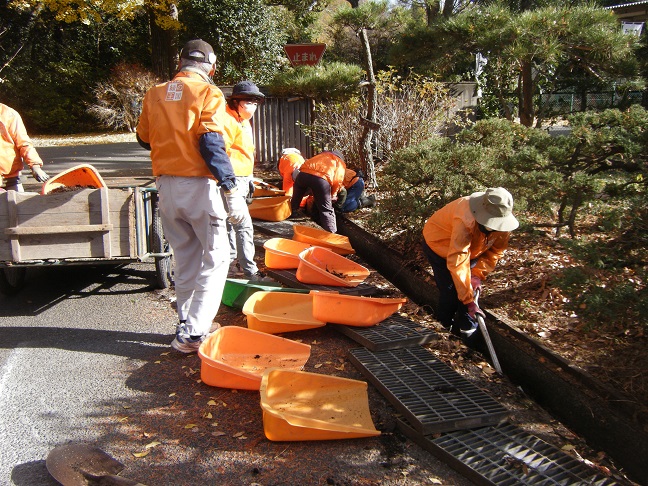 正門側溝の清掃