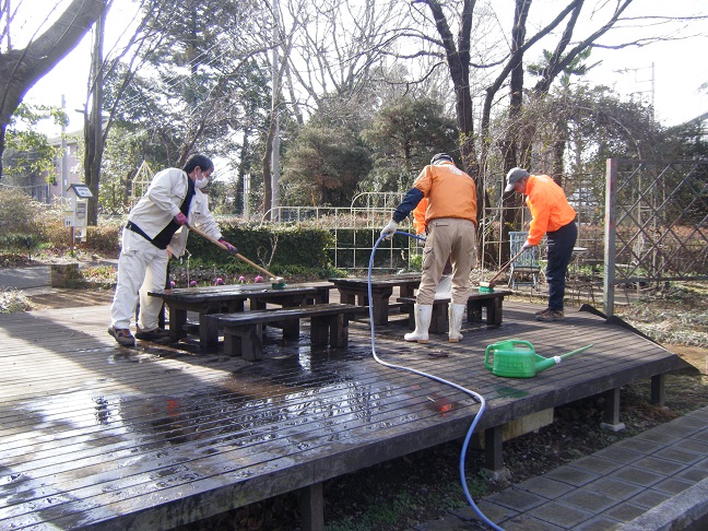 ローズガーデンウッドデッキ洗浄