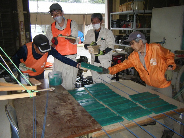 樹名板ペンキ塗り