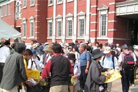 駅ハイキング受付の様子