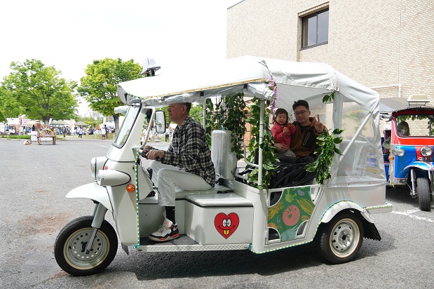 トゥクトゥクの無料運行