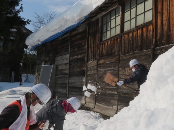 南魚沼市雪かきボランティアに市長参加