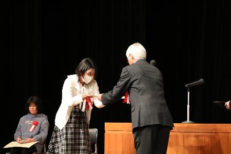 「3つの運動」標語コンクール最優秀賞受賞者の表彰の様子