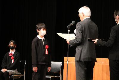 「3つの運動」標語コンクール最優秀賞受賞者の表彰の様子