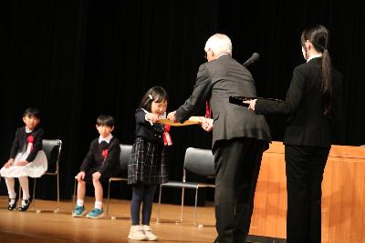 「絆・ふれあい」ポスターコンクール最優秀賞の表彰の様子