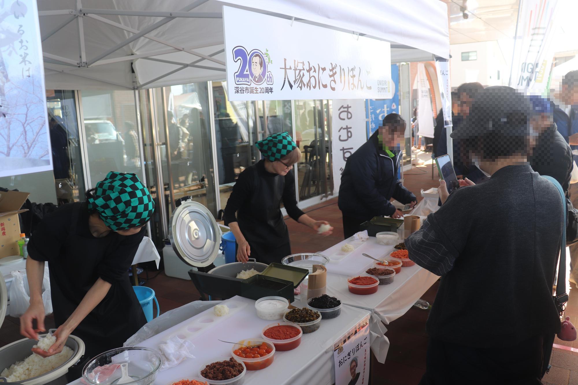 有名おにぎり店によるおにぎりの販売