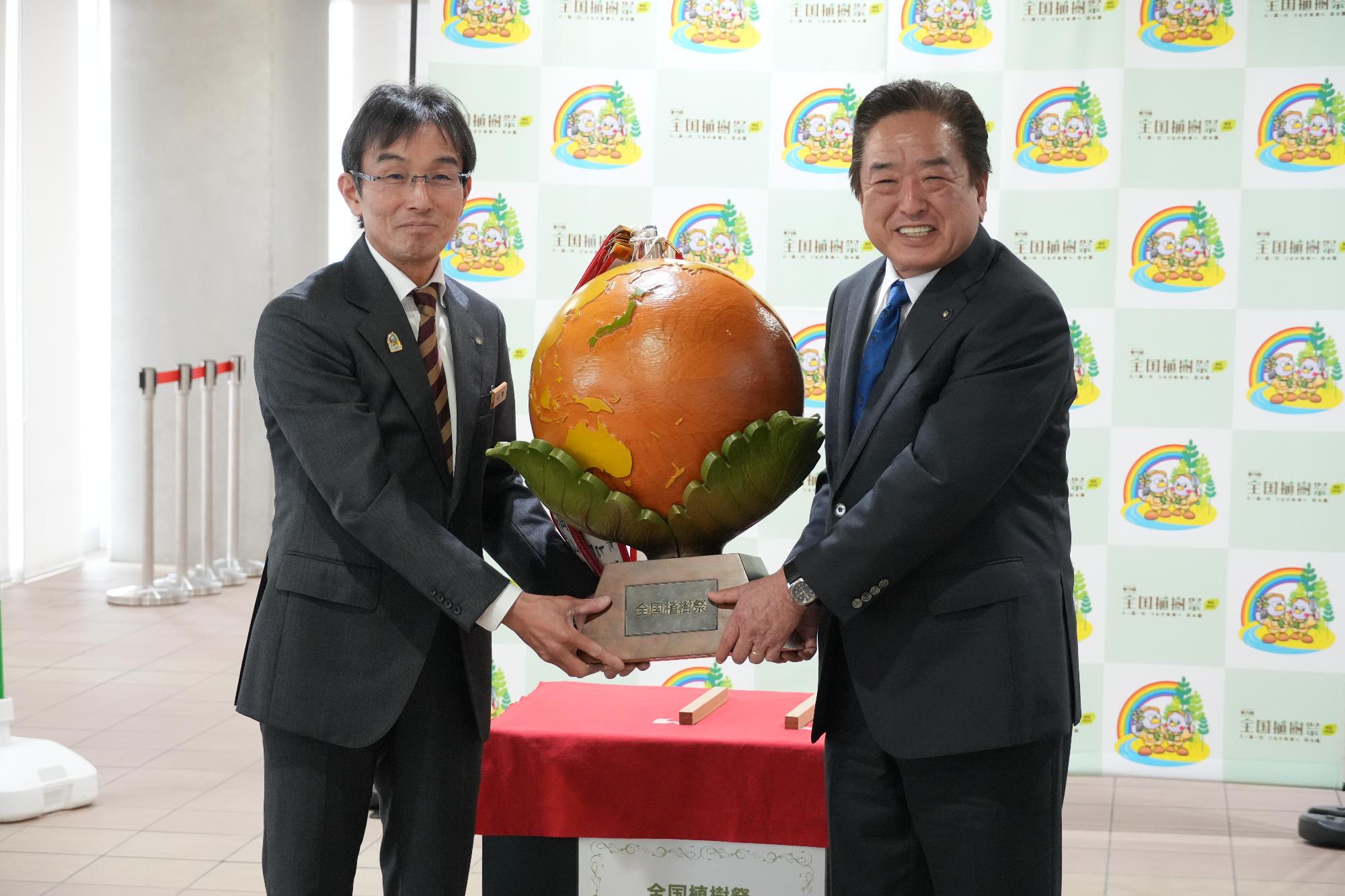 木製地球儀引渡し式1