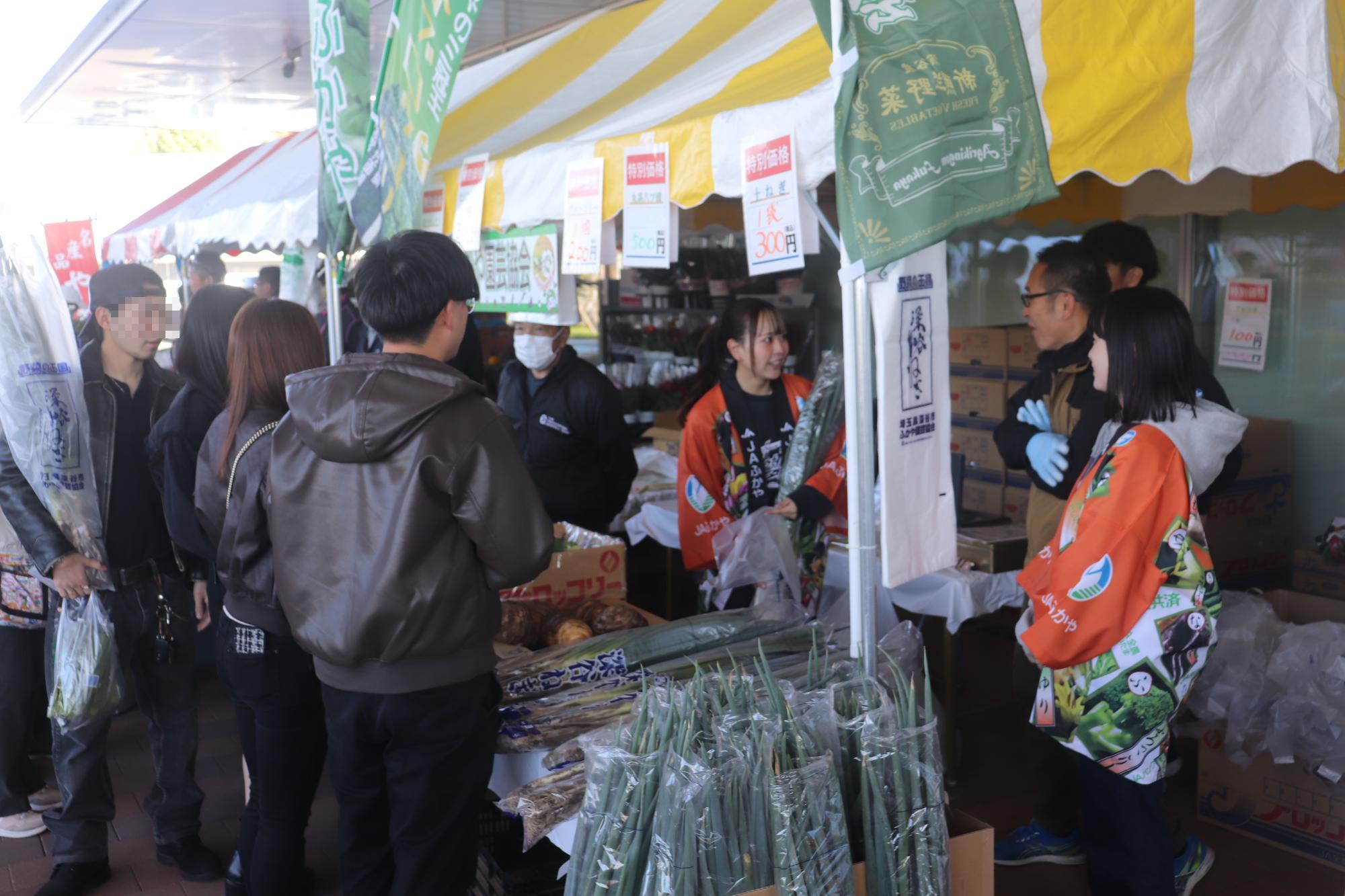 やっちゃ場販売の様子