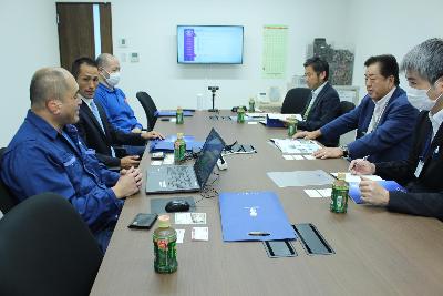 タジリ 懇談の様子