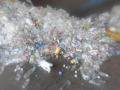 資源物の日に出されたペットボトルの中にモバイルバッテリーが混入していました。