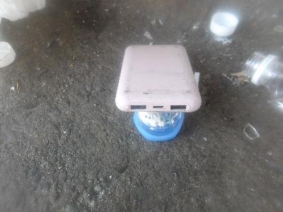 ペットボトルの中に混入していたモバイルバッテリー