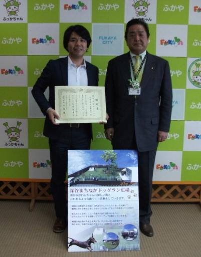 小島市長から株式会社エンジェル様への認定書の交付写真
