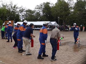 消火器の操作訓練の様子