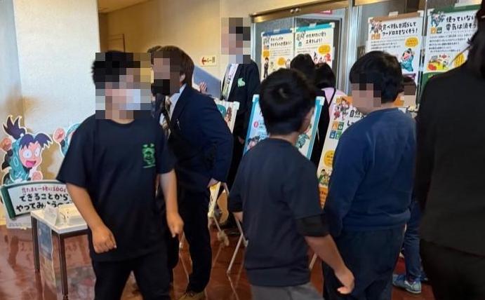 パネル展示を見る人の様子