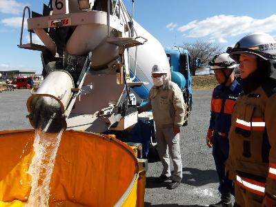 ミキサー車から 消火用水を補給。