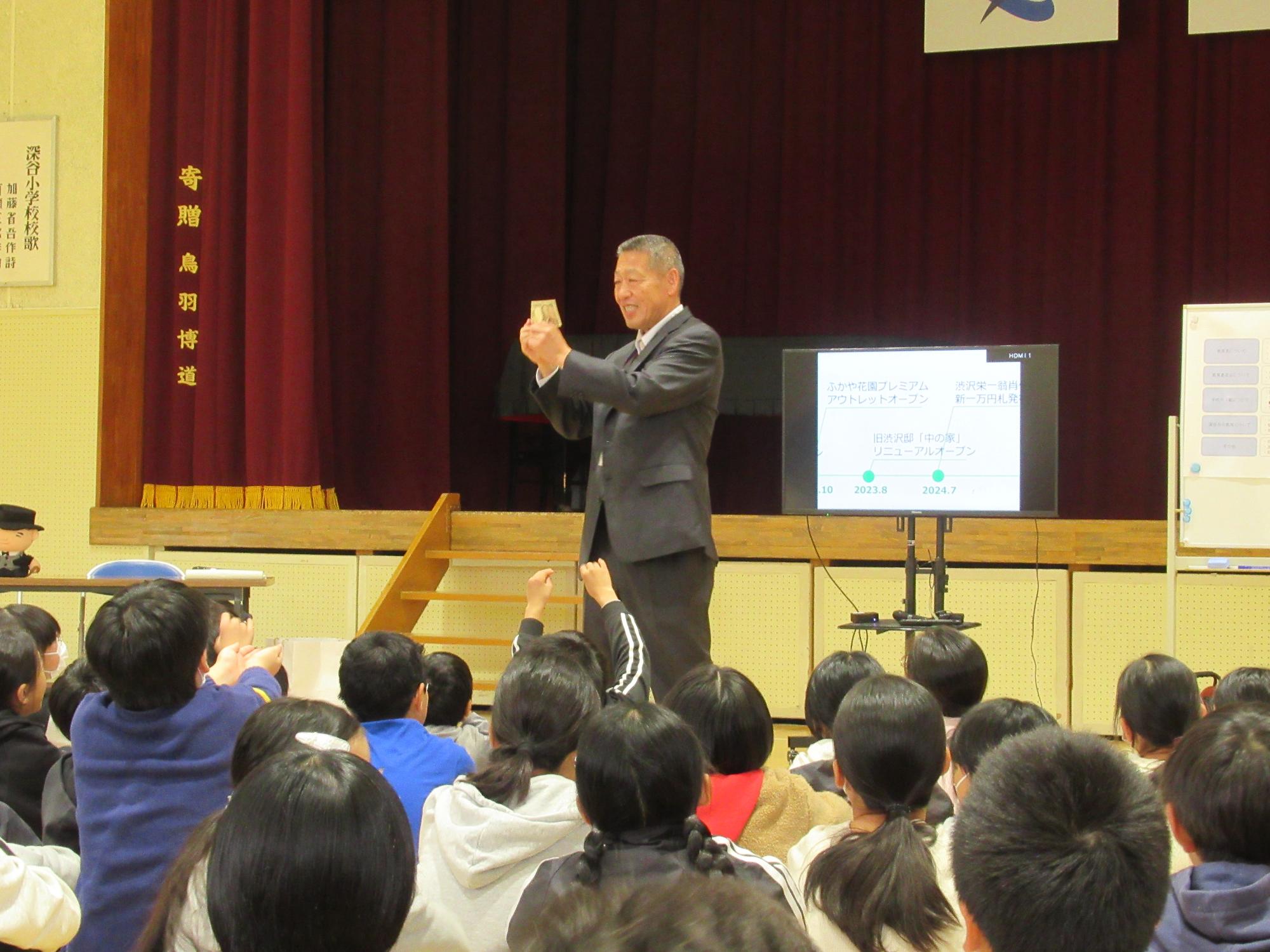 教育長の授業の様子（深谷小学校）